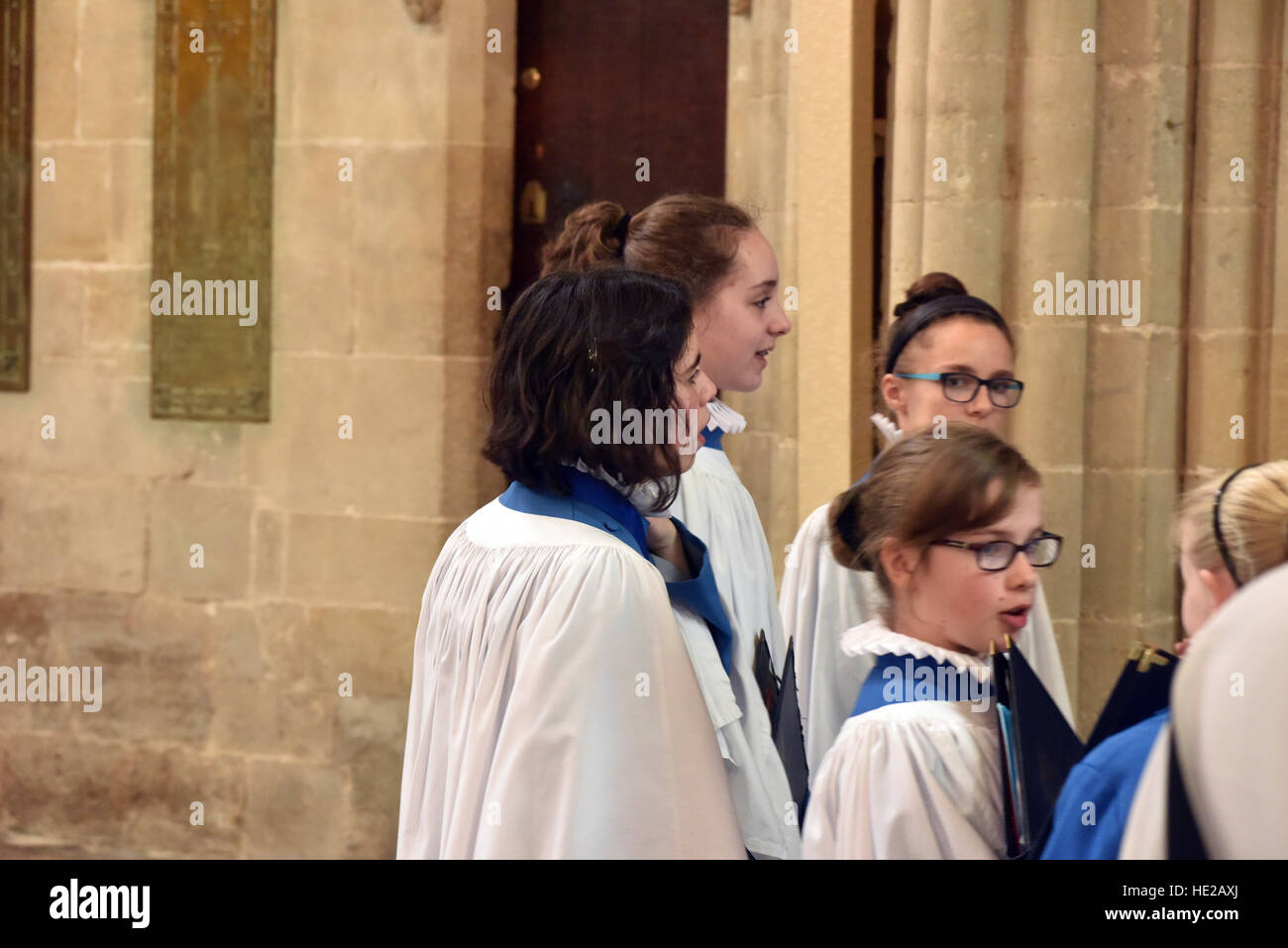 Cattedrale di Wells coro coristi a Evensong il giorno di Pasqua a piedi attraverso il transetto a Cattedrale di Wells, Foto Stock