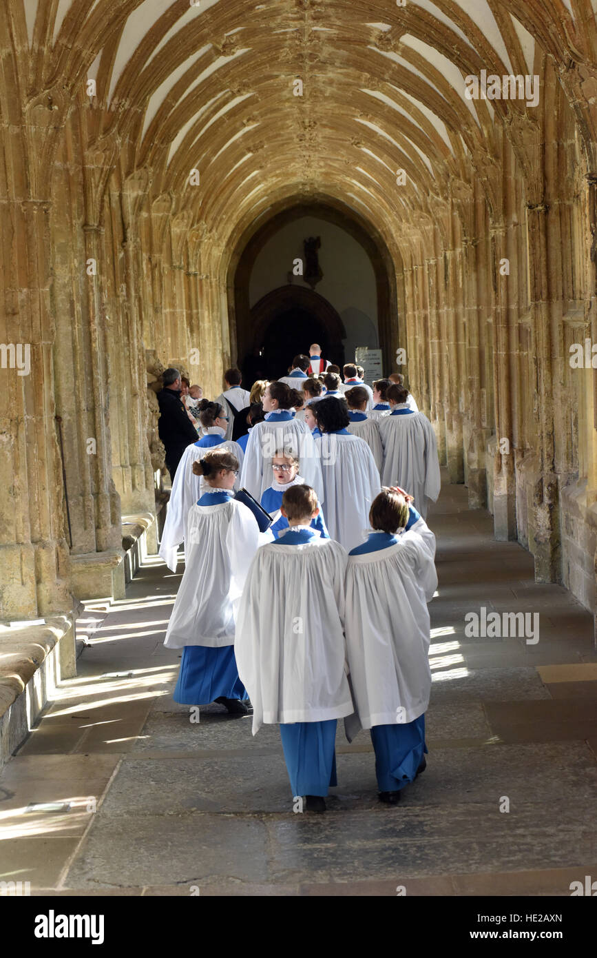 Cattedrale di Wells coro coristi passeggiando lungo i chiostri a Cattedrale di Wells prima Evensong il giorno di Pasqua. Foto Stock