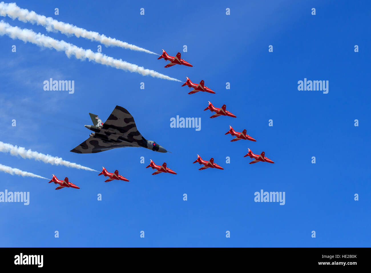 La RAF Avro Vulcan Bomber xh558 con le frecce rosse Vulcan omaggio formazione per celebrare i Vulcaniani lo scorso anno di volo Foto Stock