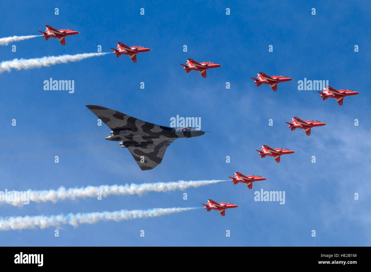 La RAF Avro Vulcan Bomber xh558 con le frecce rosse Vulcan omaggio formazione per celebrare i Vulcaniani lo scorso anno di volo Foto Stock