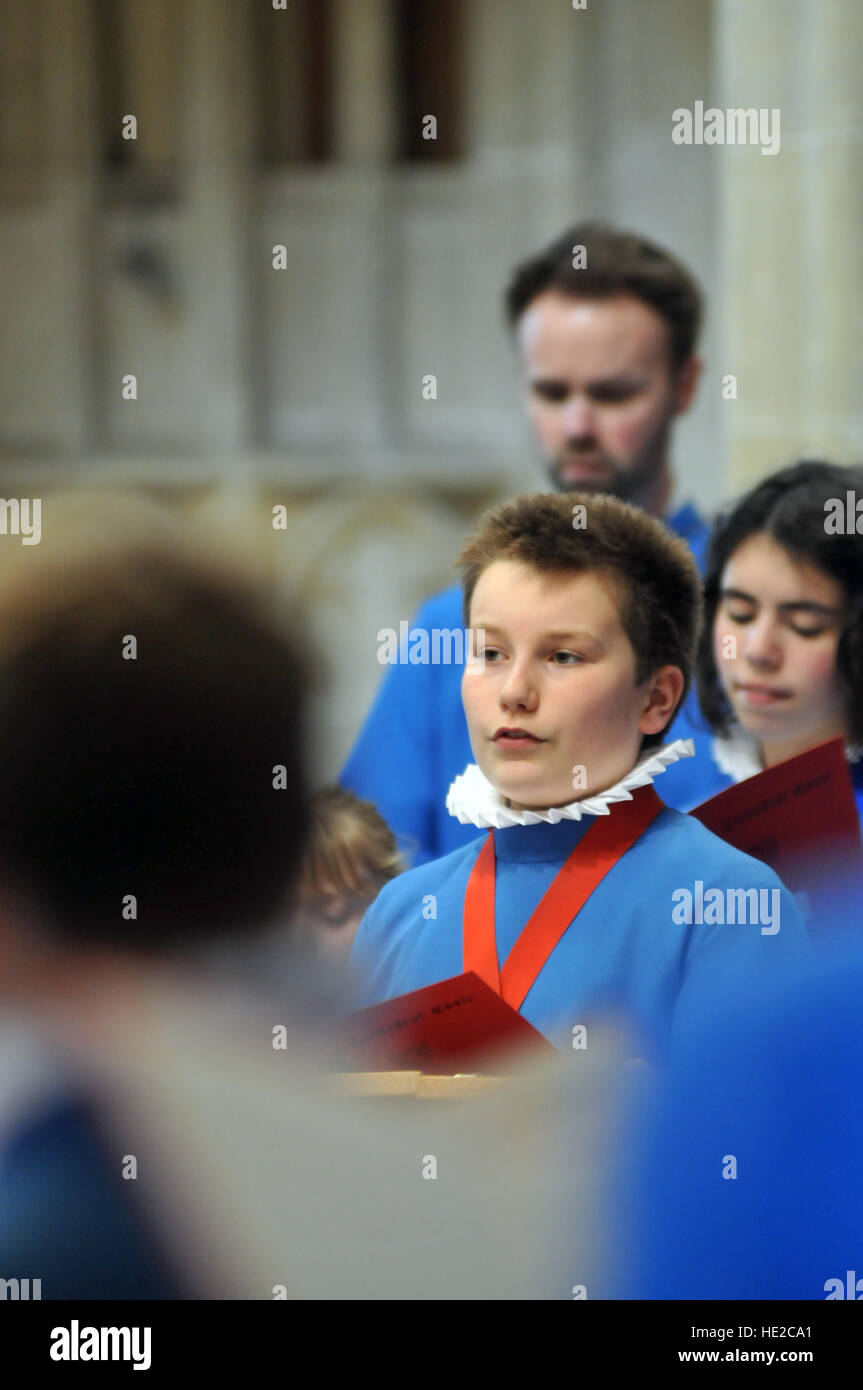 Coristi da pozzi Scuola cattedrale ripassando per il giorno di Pasqua evensong nella grande navata, Cattedrale di Wells. Foto Stock