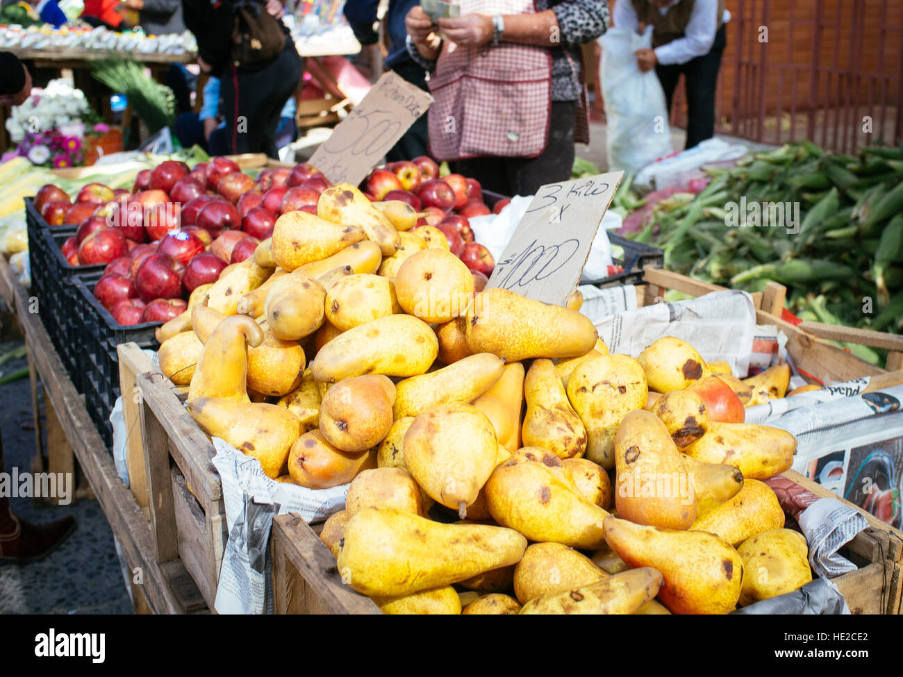 Pere e mele, frutta di scarso mercato Foto Stock