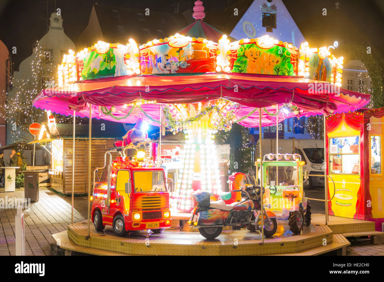 PFAFFENHOFEN, Germania - DEZEMBER 11: accesa merry-go-round a Natale markted in Pfaffenhofen, Germania su dicembre 11, 2016. Foto Stock