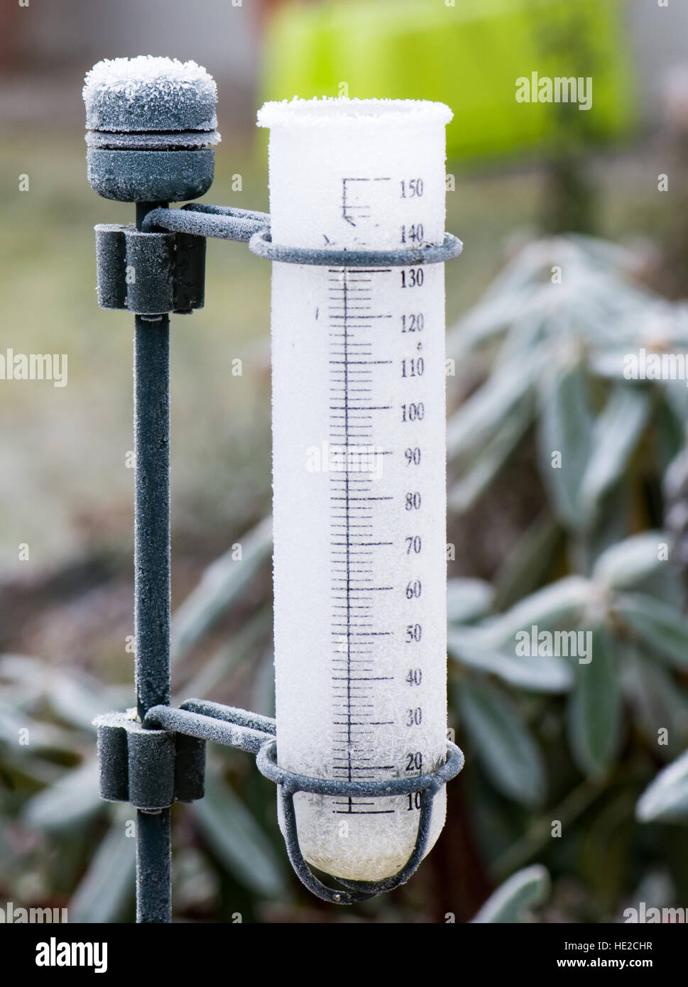 La meteorologia con un pluviometro in giardino - congelati dopo una notte fredda Foto Stock