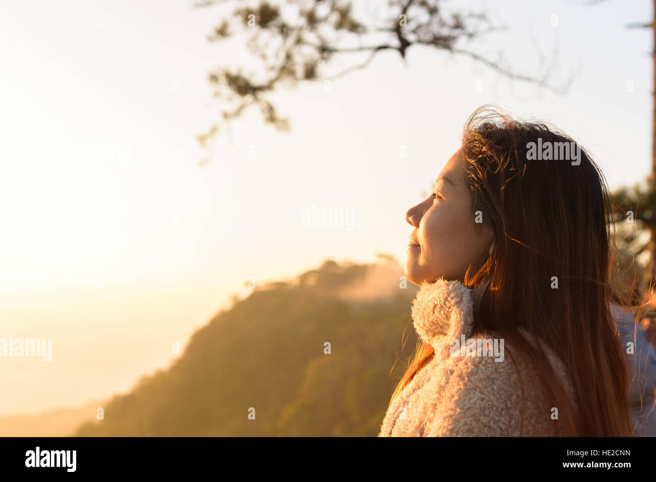 Closeup donna faccia sensazione di fresco con il sorgere del sole al mattino Foto Stock