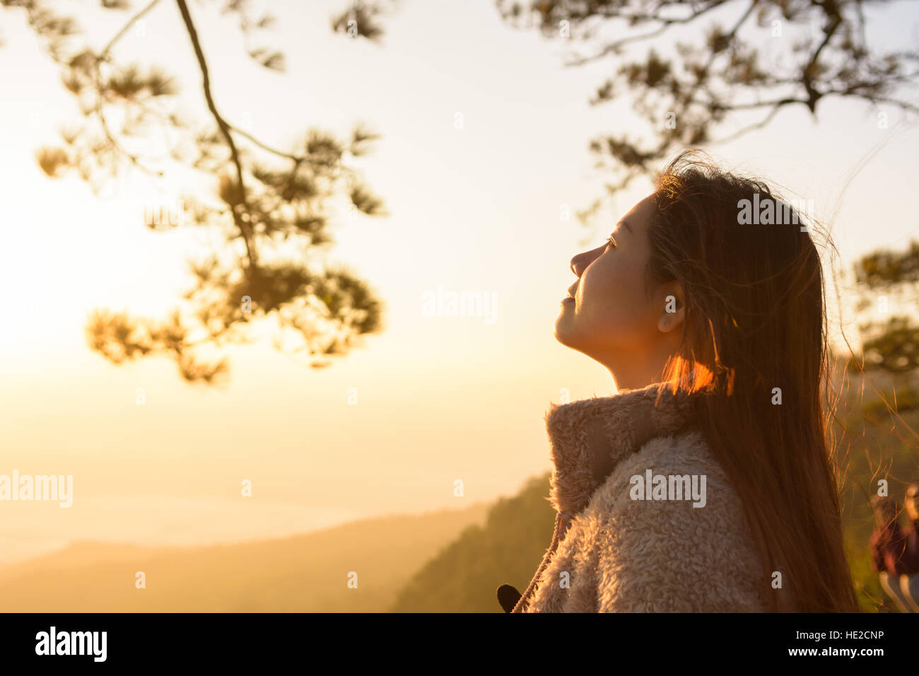 Closeup donna faccia sensazione di fresco con il sorgere del sole al mattino Foto Stock