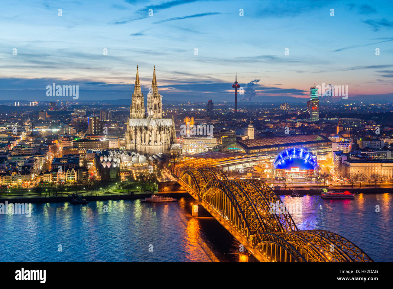 Vista serale della skyline di Colonia, Germania con cattedrale illuminate prominente Foto Stock