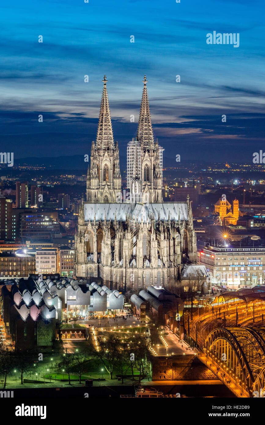 Vista serale della skyline di Colonia, Germania con cattedrale illuminate prominente Foto Stock