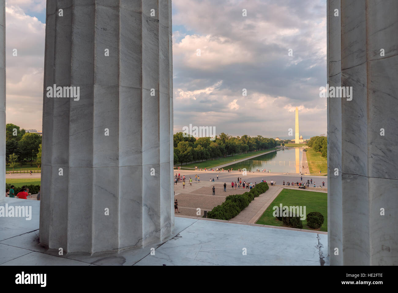 Colonne del Lincoln Memorial con il Monumento a Washington. Foto Stock