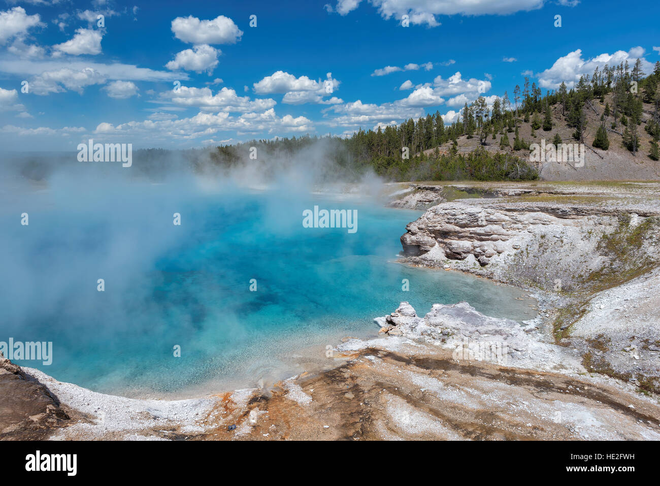 Blue Geyser piscina nel parco nazionale di Yellowstone, Wyoming Foto Stock