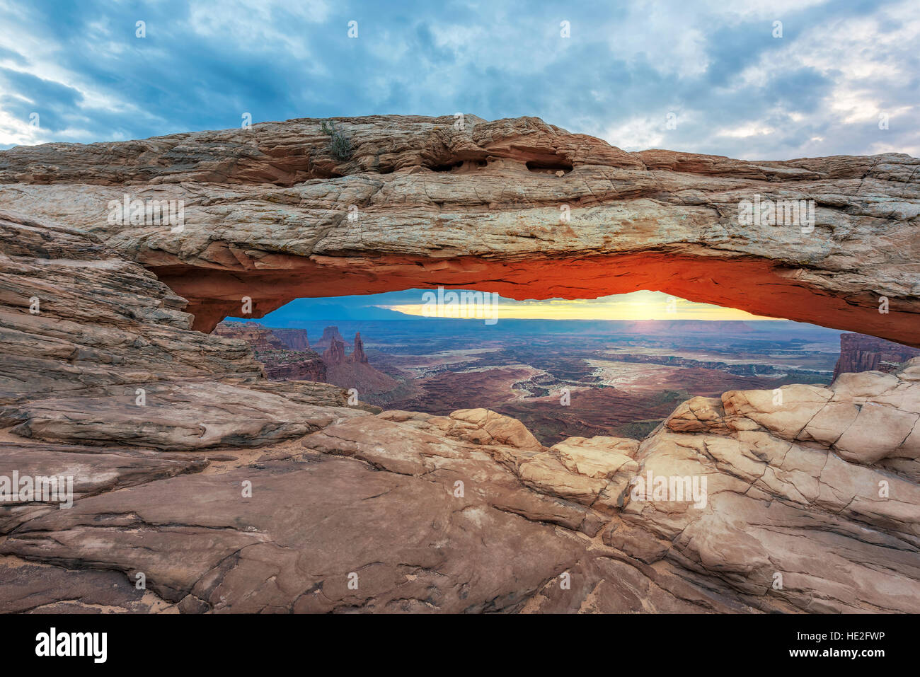 Sunrise a Mesa Arch nel Parco Nazionale di Canyonlands, Utah Foto Stock