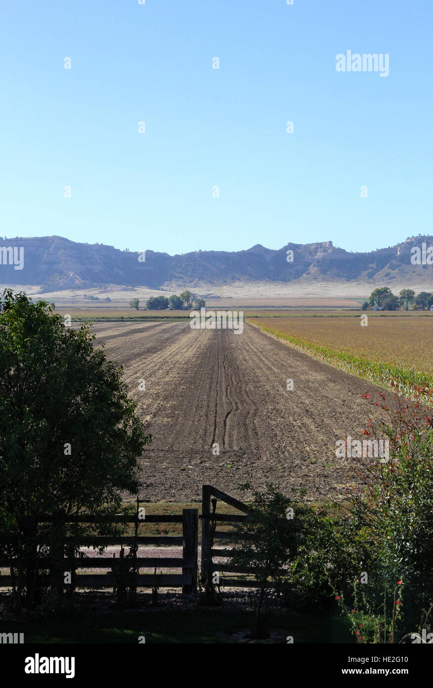 I campi di terreni agricoli in Scottsbluff Nebraska presi dall'ultimo piano lounge del granaio di nuovo B&B. Foto Stock