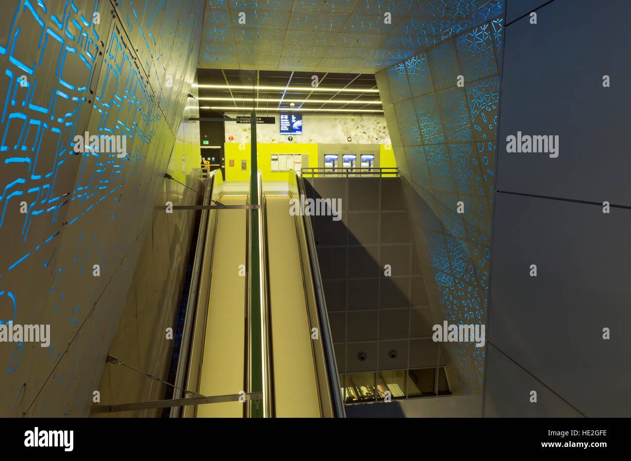 WASHINGTON - Escalator nella parte sotterranea dell'University of Washington Transit Center per la metropolitana leggera di Seattle. 2016 Foto Stock