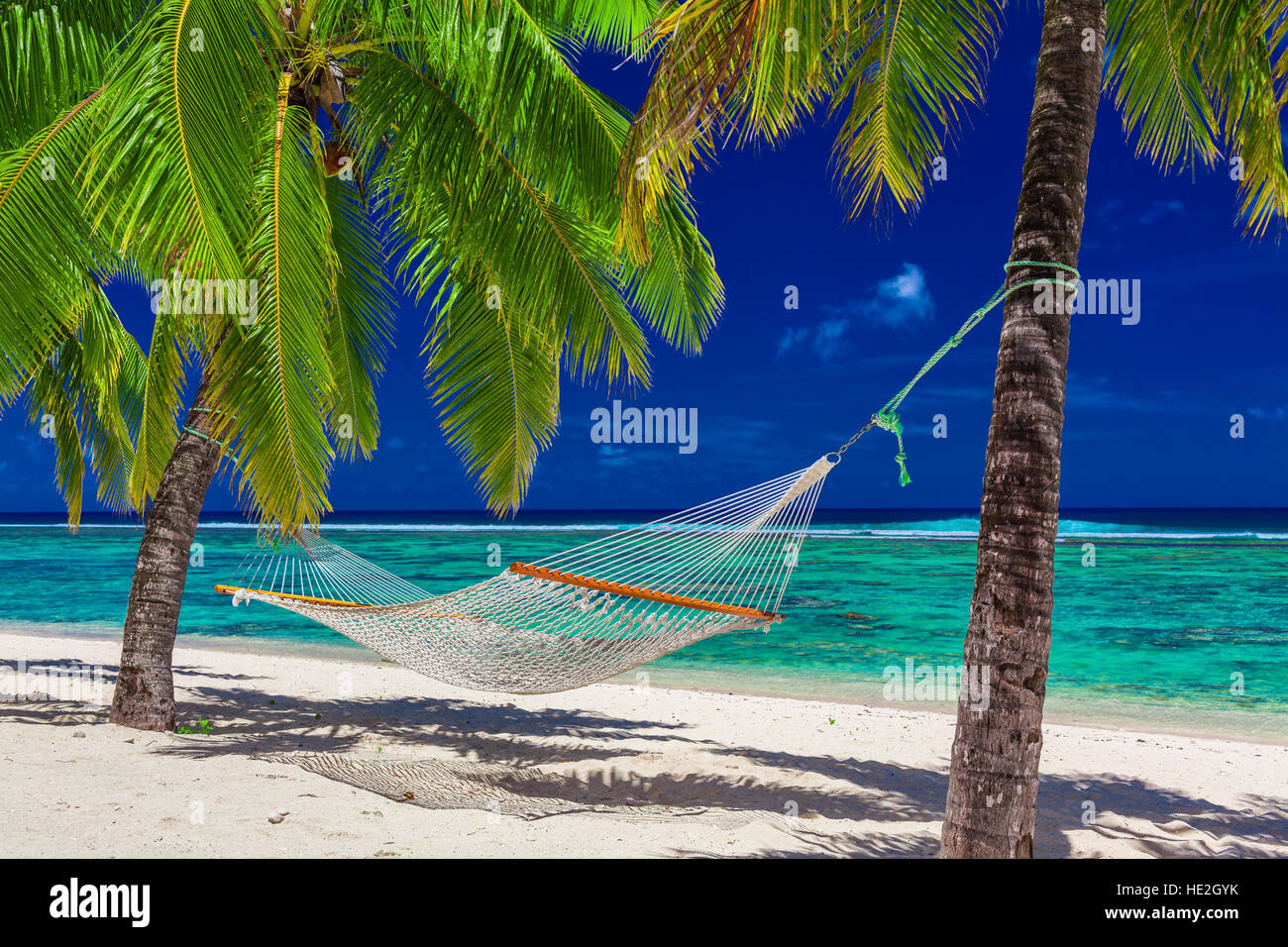 Amaca tra palme sulla spiaggia tropicale di Rarotonga nelle Isole Cook, Sud Pacifico Foto Stock