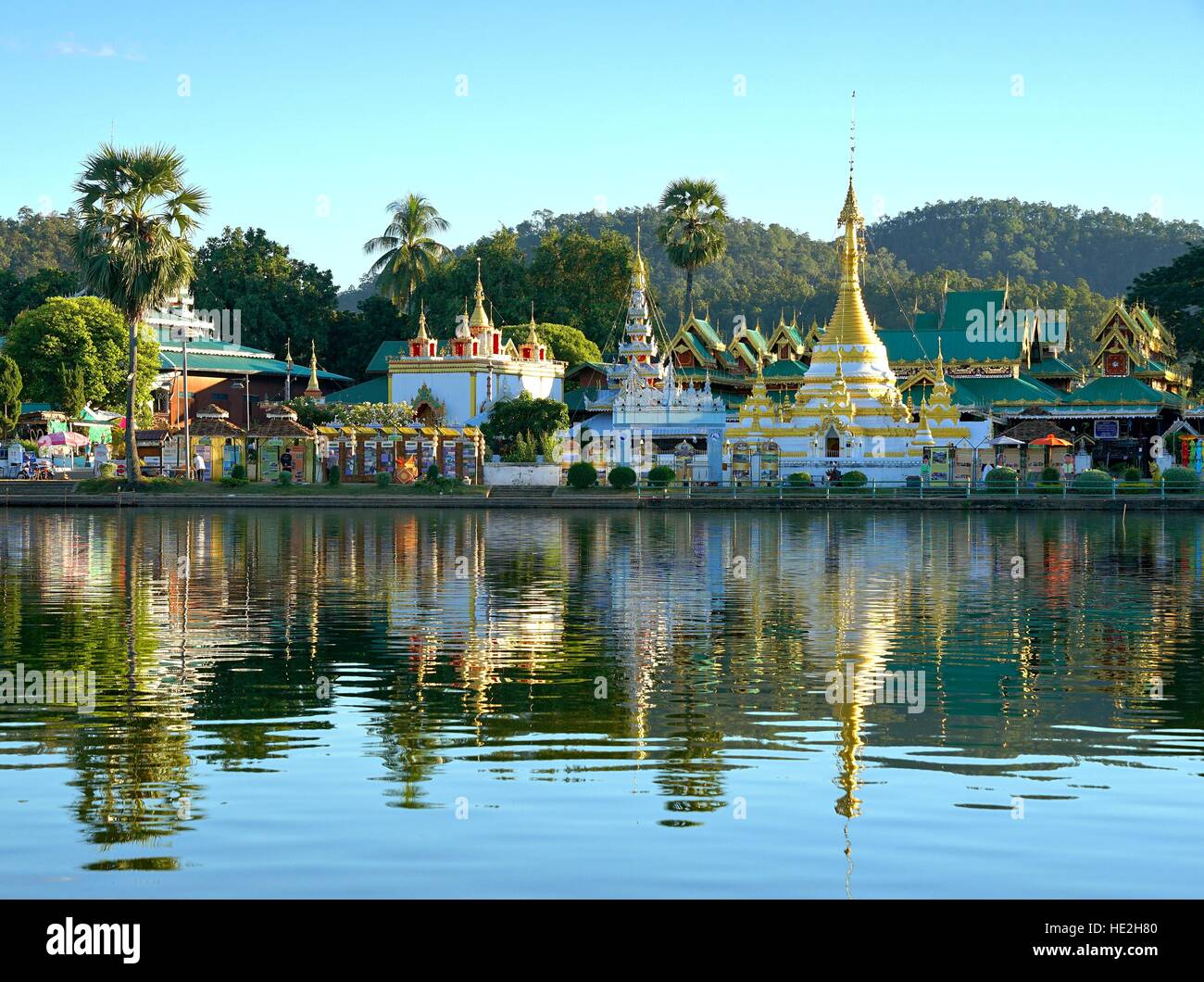 Golden pagoda di Wat Chong Klang e Wat Chong Kham con la riflessione, Birmano stile architettonico tempio, Mae Hong Son, Thailandia del Nord Foto Stock