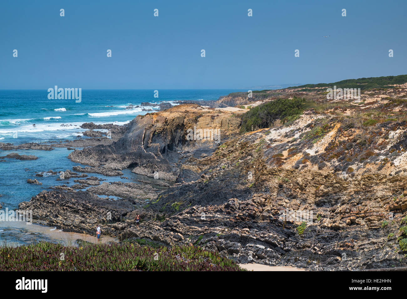 Una vista dell'oceano atlantico da una spiaggia con scogliere e rocce Foto Stock