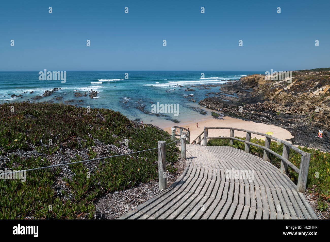 Un piccolo sentiero per la spiaggia e l'oceano in Portogallo Foto Stock