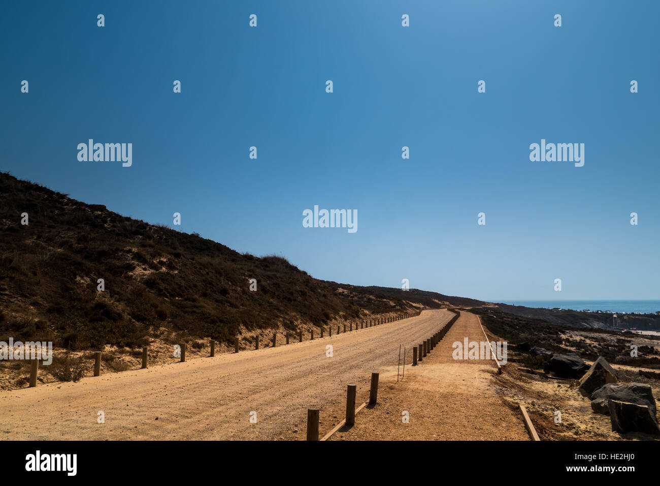 Una strada di sabbia vicino al mare in Portugak Foto Stock