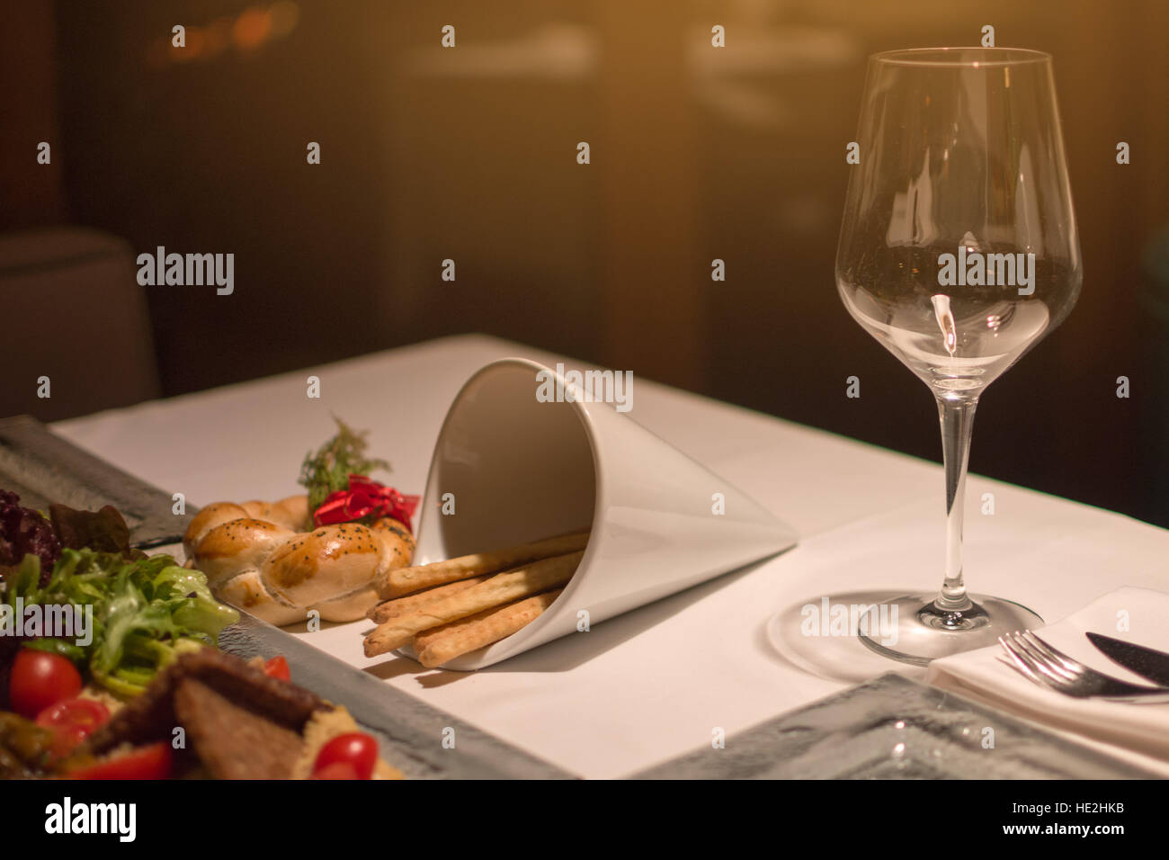 Vuoto bicchiere di vino in un ristorante tavola, h'ordeuvres servita Foto Stock