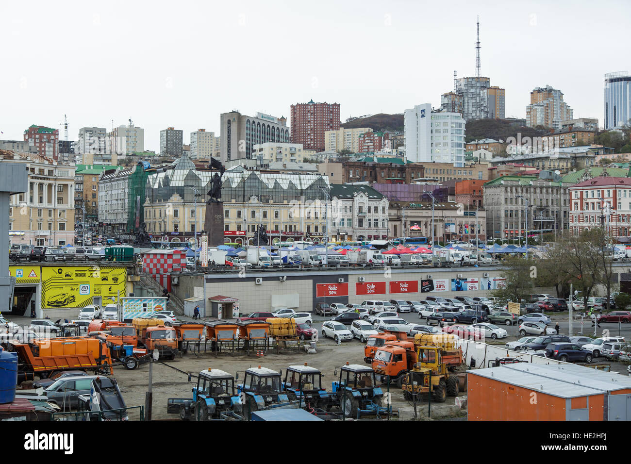 Vladivostok, Russia - Ottobre 21th, 2016: Vladivostok, il mercato su una piazzetta centrale con il monumento ai combattenti per l'alimentazione. Foto Stock