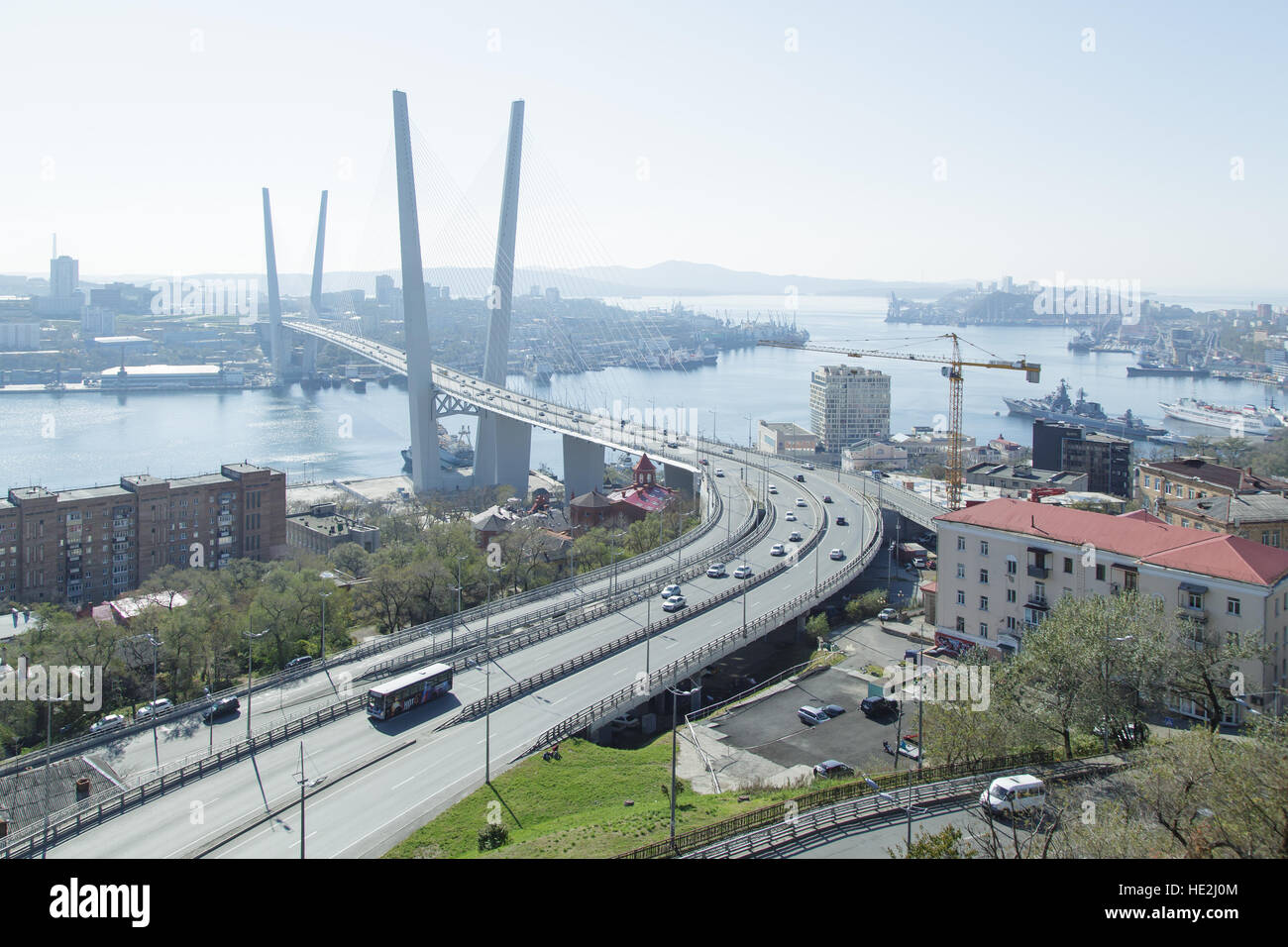 Vladivostok, Russia - Ottobre 23th, 2016: Vladivostok, il ponte attraverso una baia un 'Corno d'Oro". Foto Stock