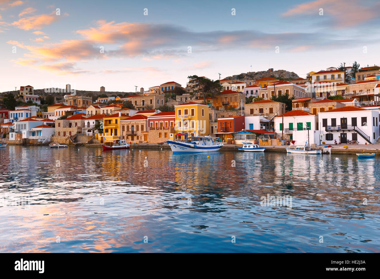 Vista del villaggio di Halki e il suo porto, Grecia. Foto Stock