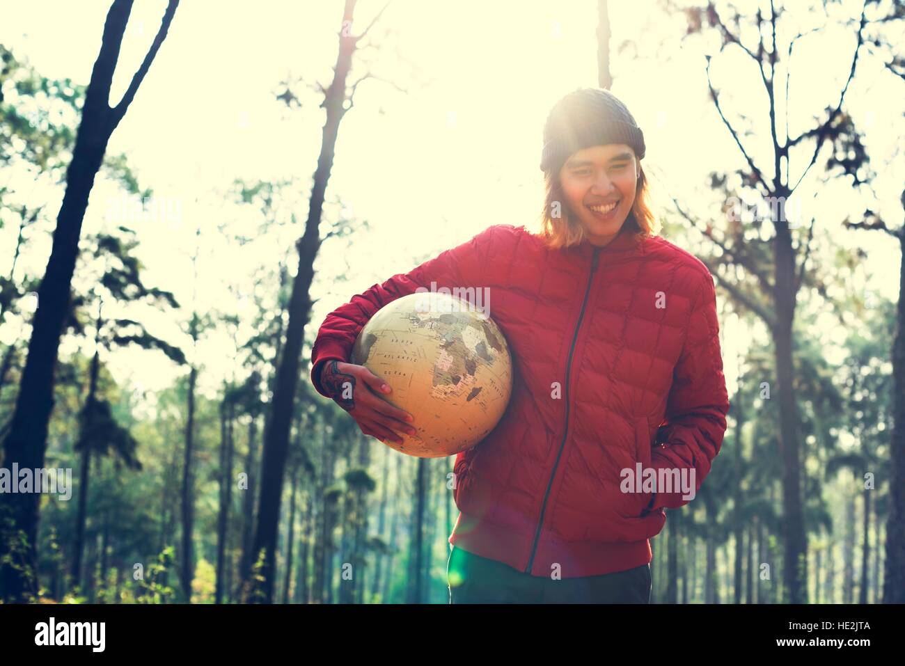Guy Holding Globe concetto all'aperto Foto Stock