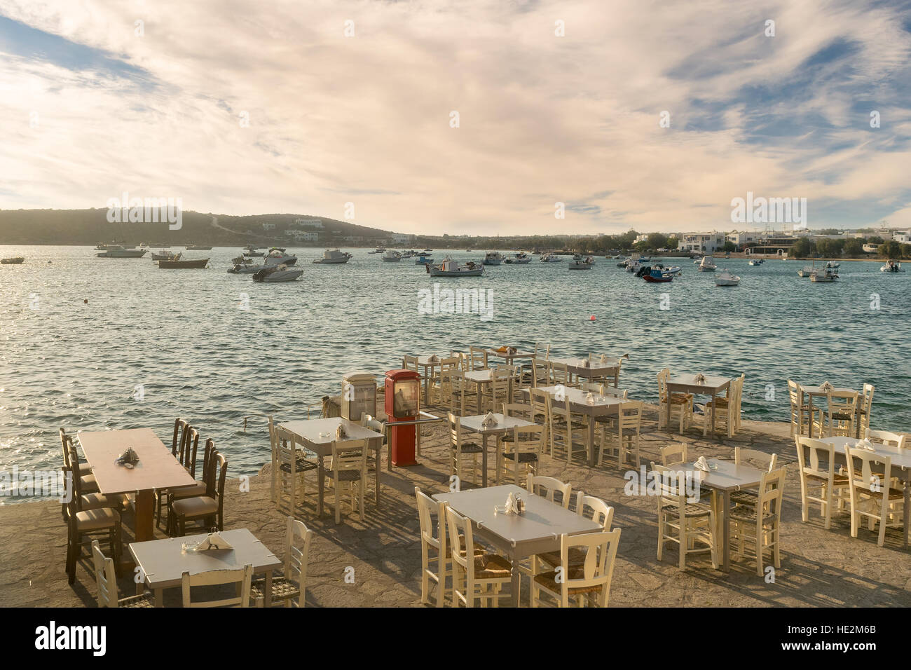 Greco ristoranti e taverne sono pronti ad accogliere i turisti al villaggio Alyki nell isola di Paros. Foto Stock
