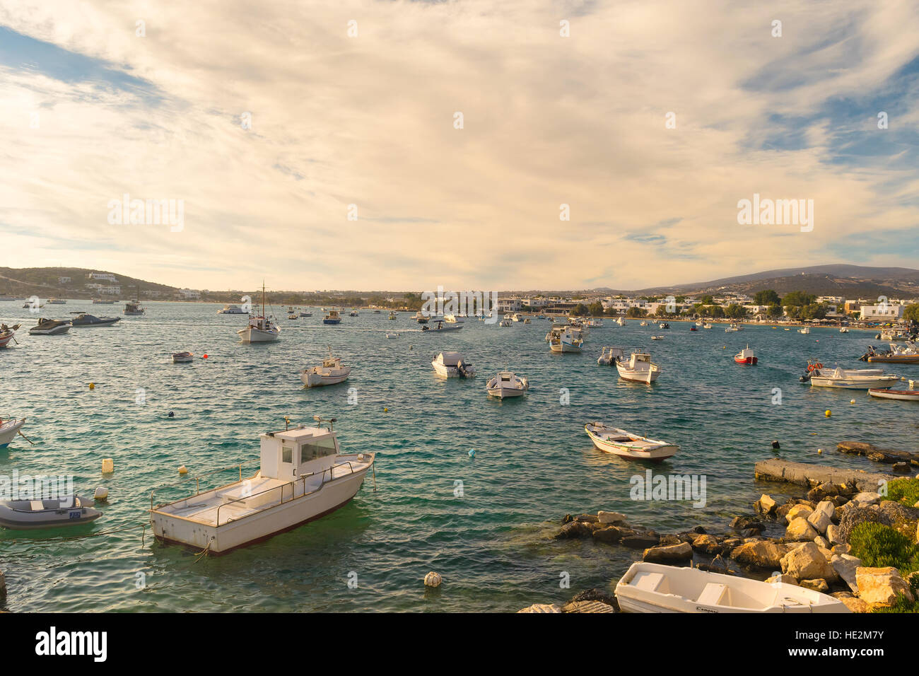 Barche a motore e barche di pesce a Alyki nell isola di Paros in Grecia. Foto Stock
