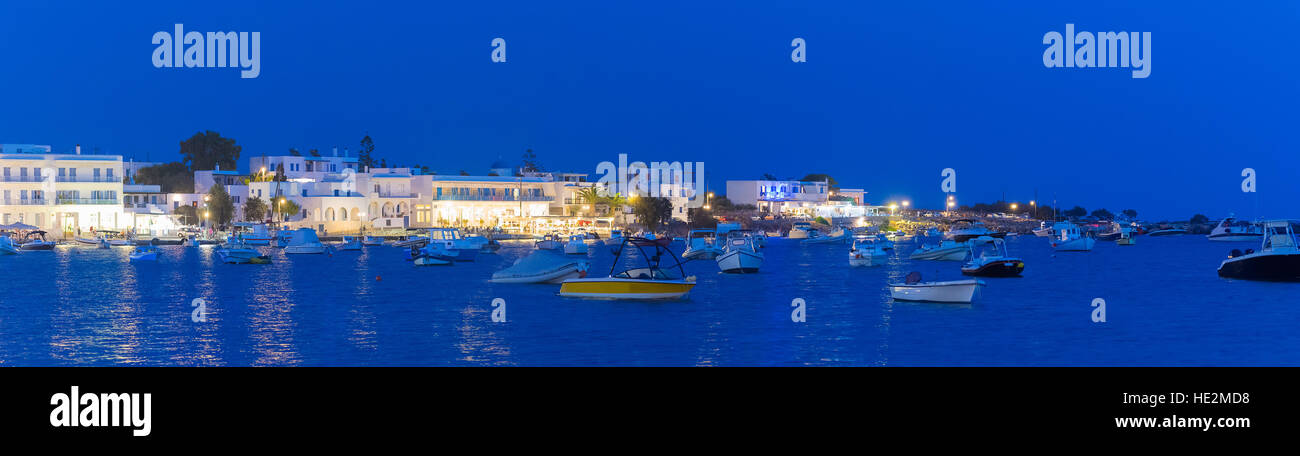 Ora blu al villaggio Alyki nell isola di Paros in Grecia. Foto Stock