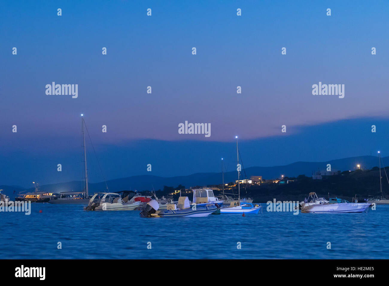 Alyki porto di Paros isola piena di barche a motore e barche di pesce. Foto Stock