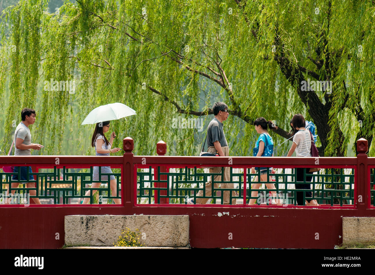 Visitatori attraversamento Est Causeway Ponte del Palazzo Estivo e Lago Kunming Beijing in Cina. Foto Stock