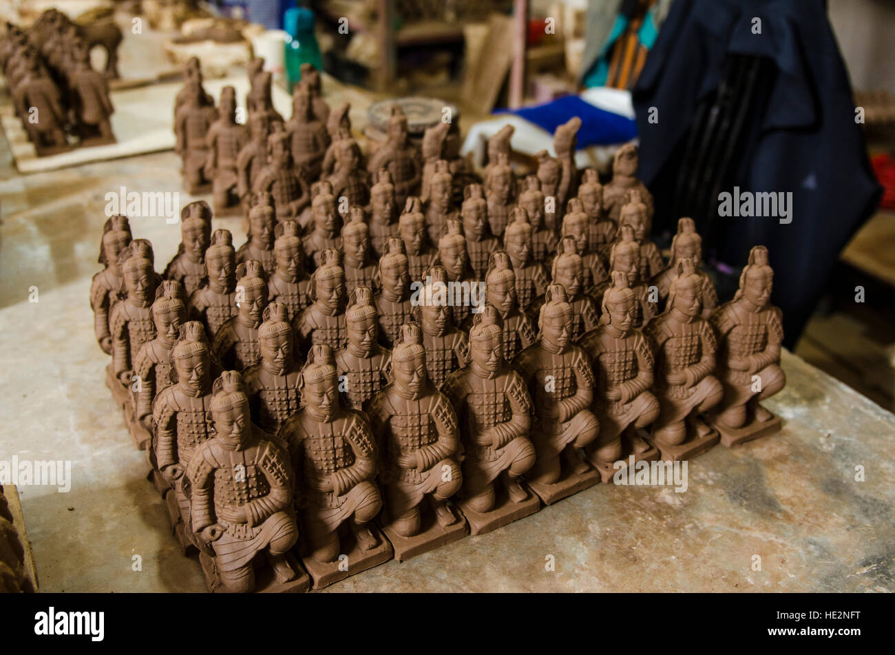 Atelier di produzione di terracotta guerrieri di terracotta e altri souvenir in Xian, Cina. Foto Stock