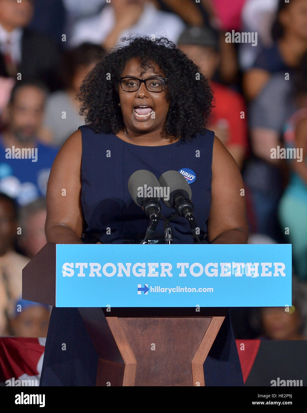 La campagna al rally del Reverendo Samuel Delevoe Memorial Park a Fort Lauderdale, Florida. Con una settimana di andare fino al giorno delle elezioni di novembre 8th, Hillary Clinton è di campagna elettorale in Florida. Dotato di: Organizzatore volontario gioiello Khan dove: Fort Lauderdale, Florida Foto Stock