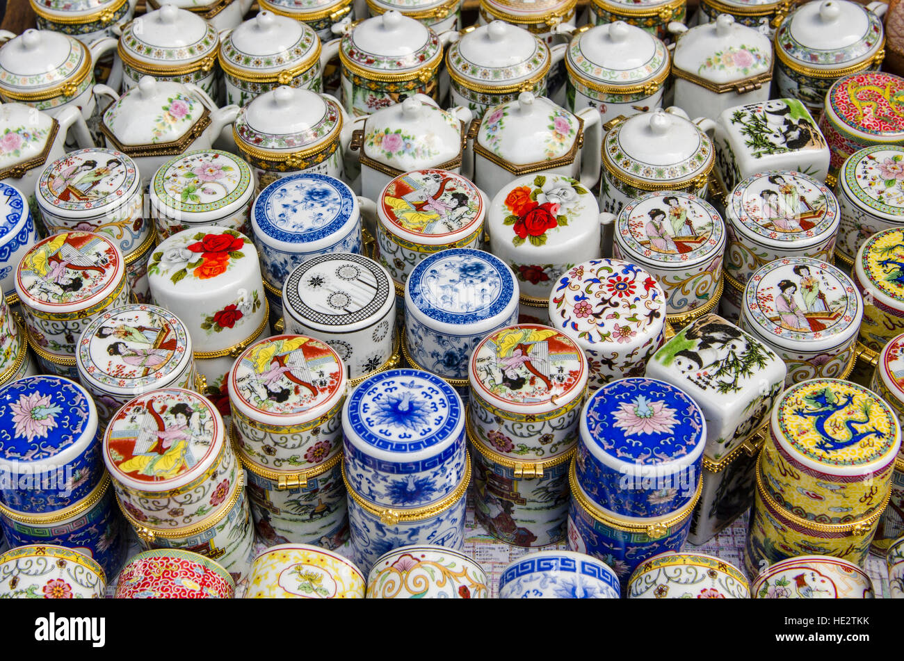 Ceramica tradizionale tè titolari di contenitori il Quartiere Musulmano di mercato, Xian, Cina. Foto Stock