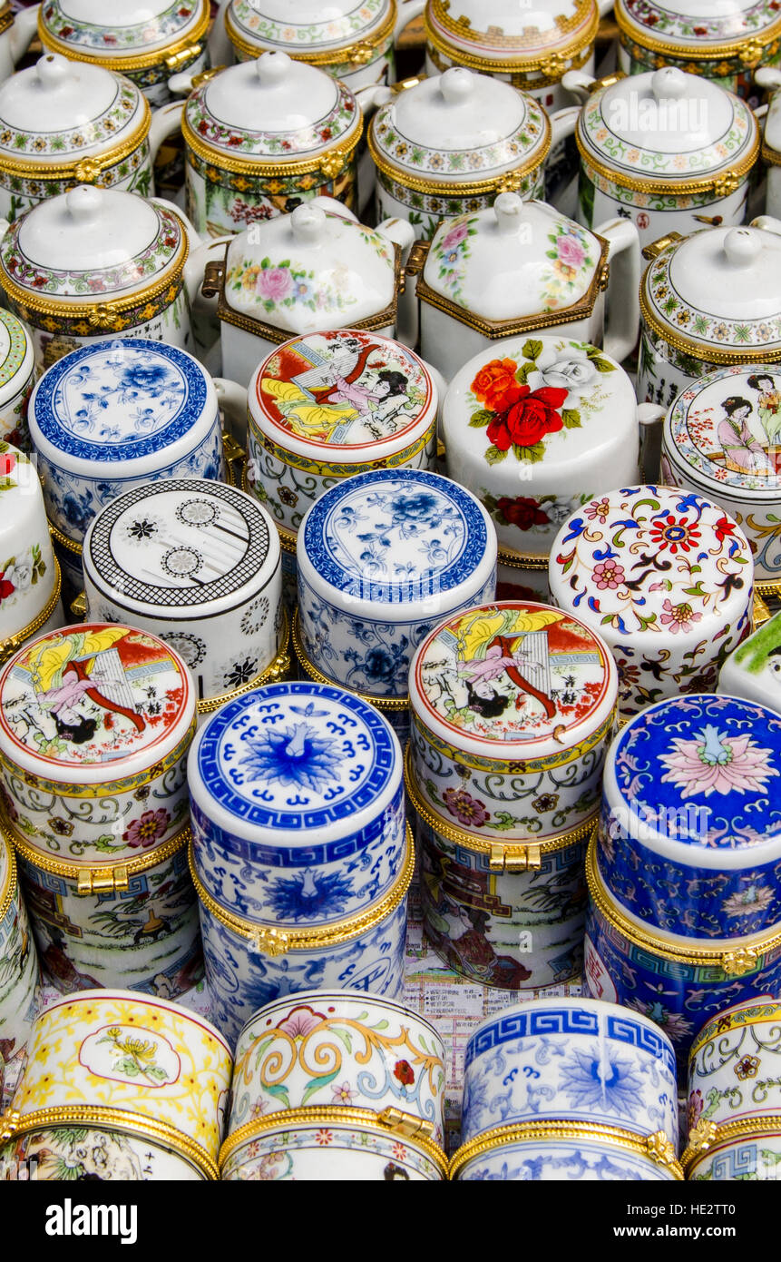 Ceramica tradizionale tè titolari di contenitori il Quartiere Musulmano di mercato, Xian, Cina. Foto Stock