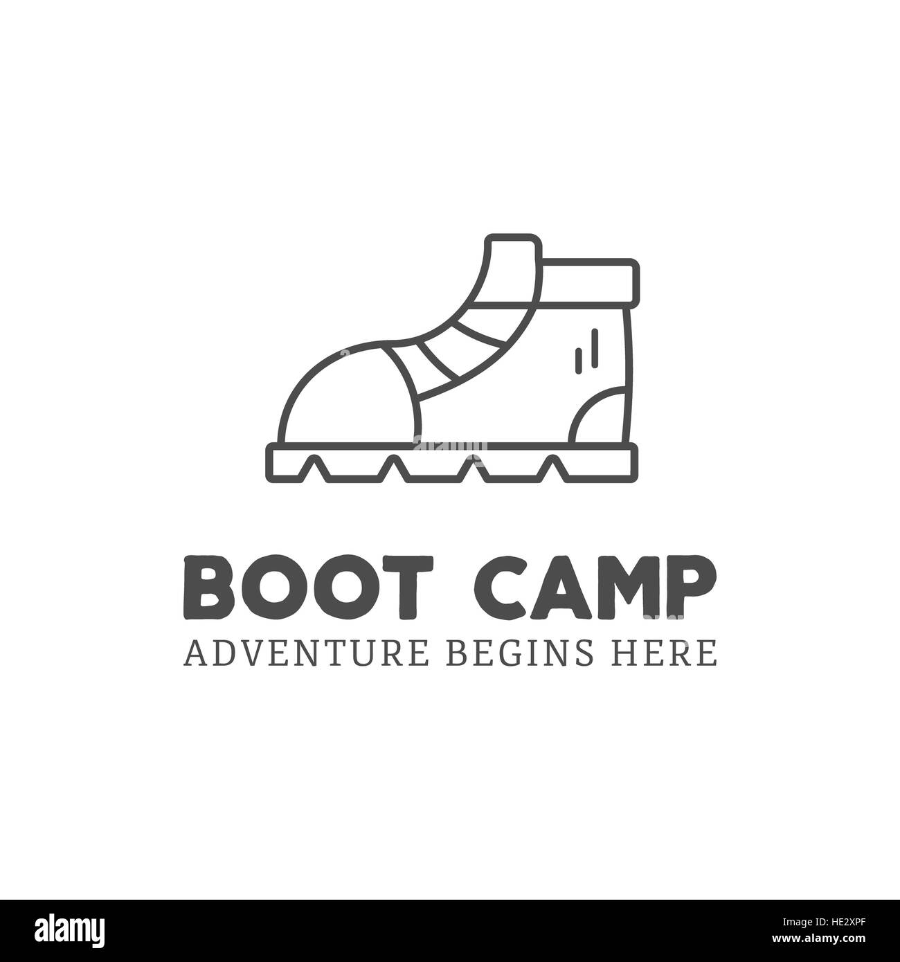 Camping adventure logo design con boot e la tipografia elementi. testo - boot camp. Backpacking simbolo in stile retrò. Monocromatico. Nizza per stampe, tee design, web infographics Foto Stock