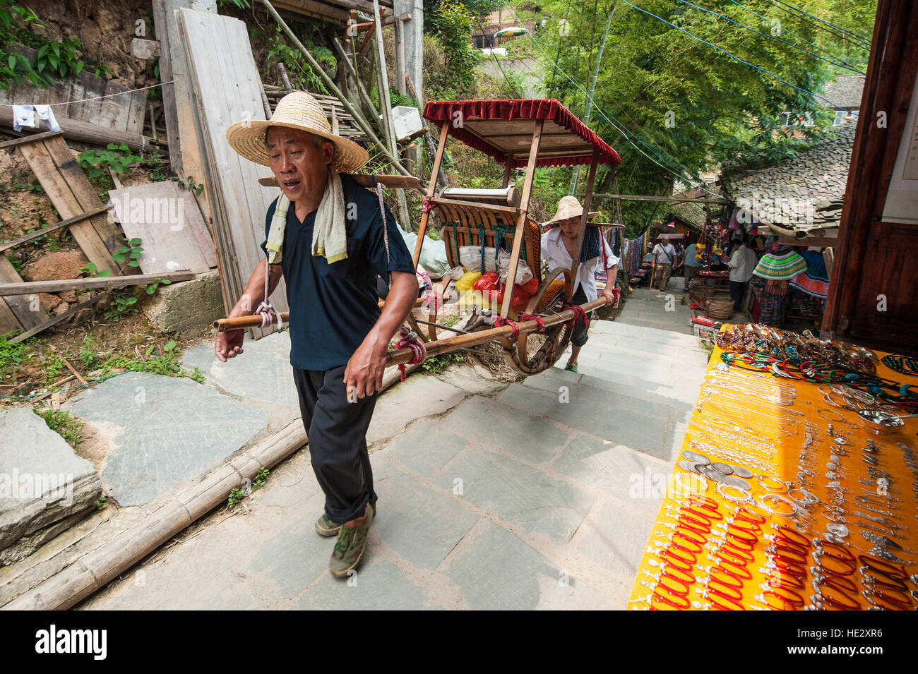 Portantina vettori Longsheng lettiera Longji spina dorsale del drago terrazze di riso campi sulla collina Longsheng, Guilin, Guangxi, Cina. Foto Stock