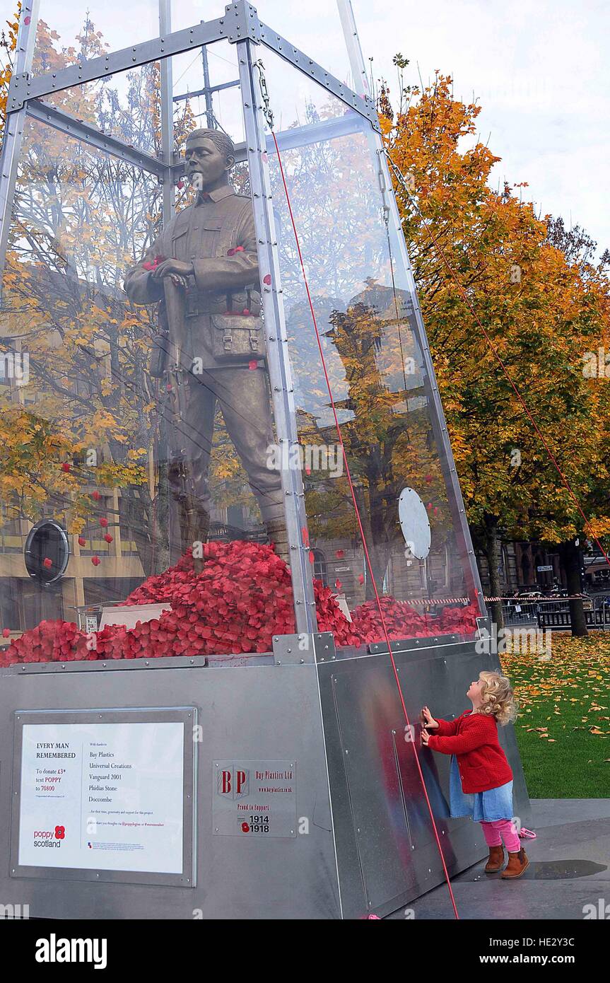 Una scultura dalla Prima Guerra Mondiale è stata svelata in Glasgow come parte della Scozia di appello di papavero. Il piede 23 viaggia statua, "Ogni uomo ricordato' illustra la figura del soldato sconosciuto in ottone in piedi su un blocco di calcare da vicino il fiume somme, il sito di una delle guerre più sanguinose di battaglie. La scultura è racchiusi in vetro con centinaia di papaveri galleggiando intorno. È la prima volta che la statua è stata svelata in Scozia, avendo già andato in mostra a Londra e Cardiff. Progettato da artista Mark Humphrey, la grafica è parte di un quattro anni di campagna finalizzata a0 Foto Stock