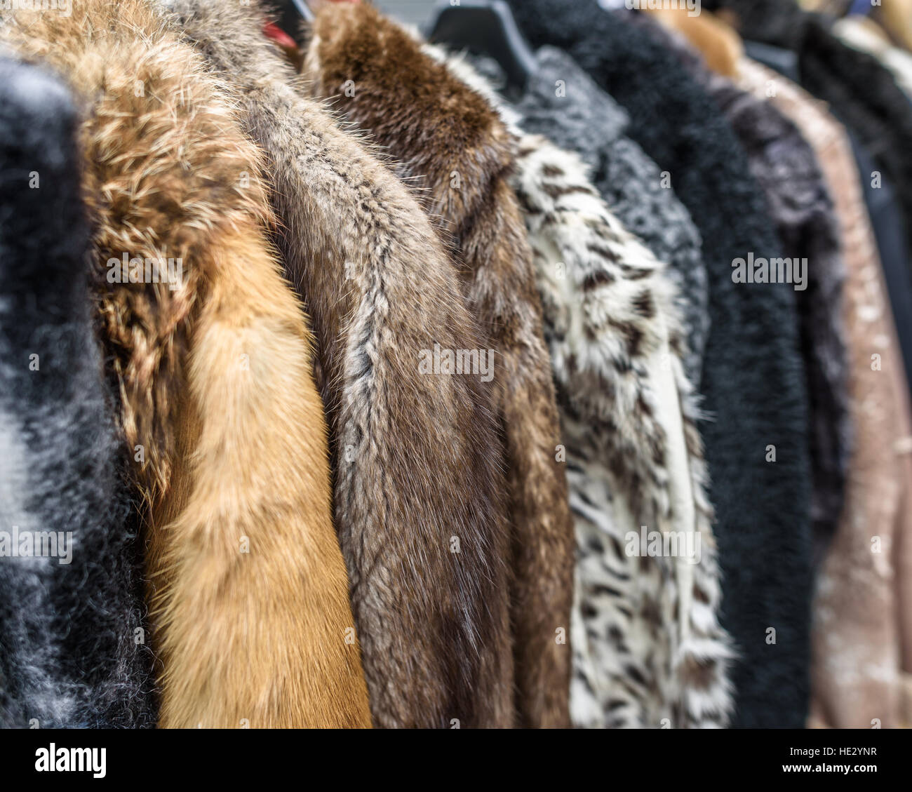 Una fila di cappotti vintage fatta di pelo di animali Foto Stock