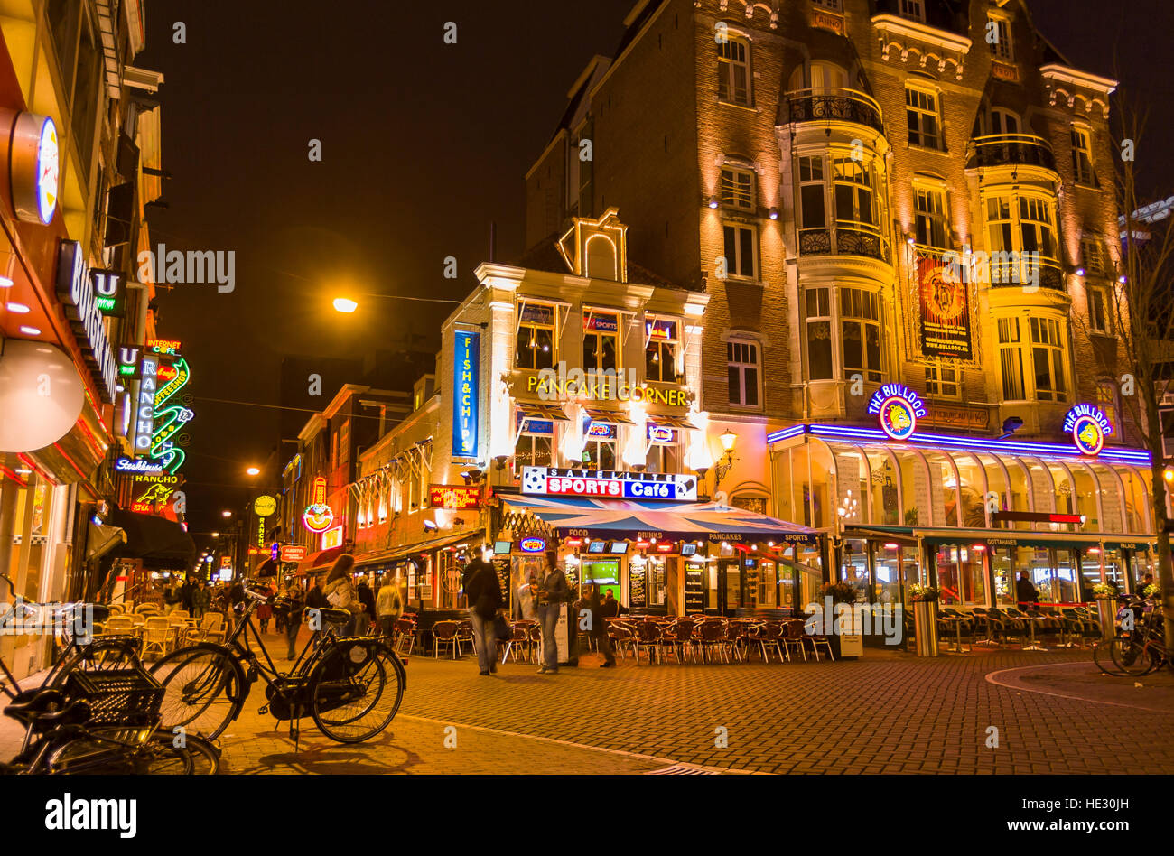 AMSTERDAM, PAESI BASSI - Scene di strada di notte. Foto Stock