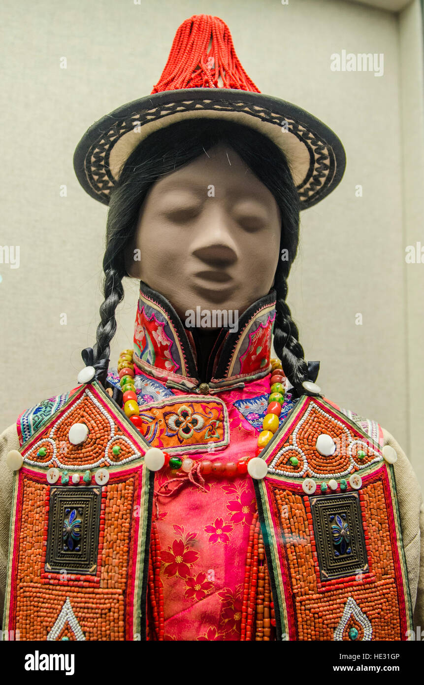 Antica Yugur femmina abito cerimoniale abbigliamento manifestano il Museo di Shanghai, Shanghai, Cina. Foto Stock