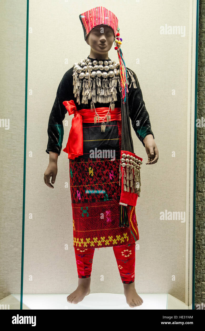 Antico cerimoniale femmina jingpo yunnan abito cerimoniale abbigliamento manifestano il Museo di Shanghai, Shanghai, Cina. Foto Stock
