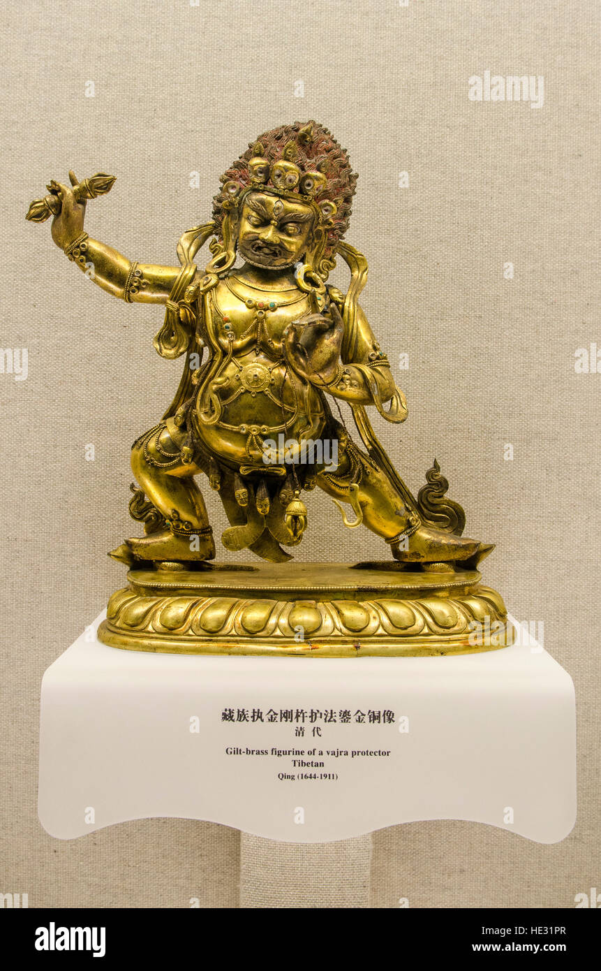 Antica gilda tibetano ottone dorato statuetta statua scultura vajra display protector presso il Museo di Shanghai, Shanghai, Cina. Foto Stock