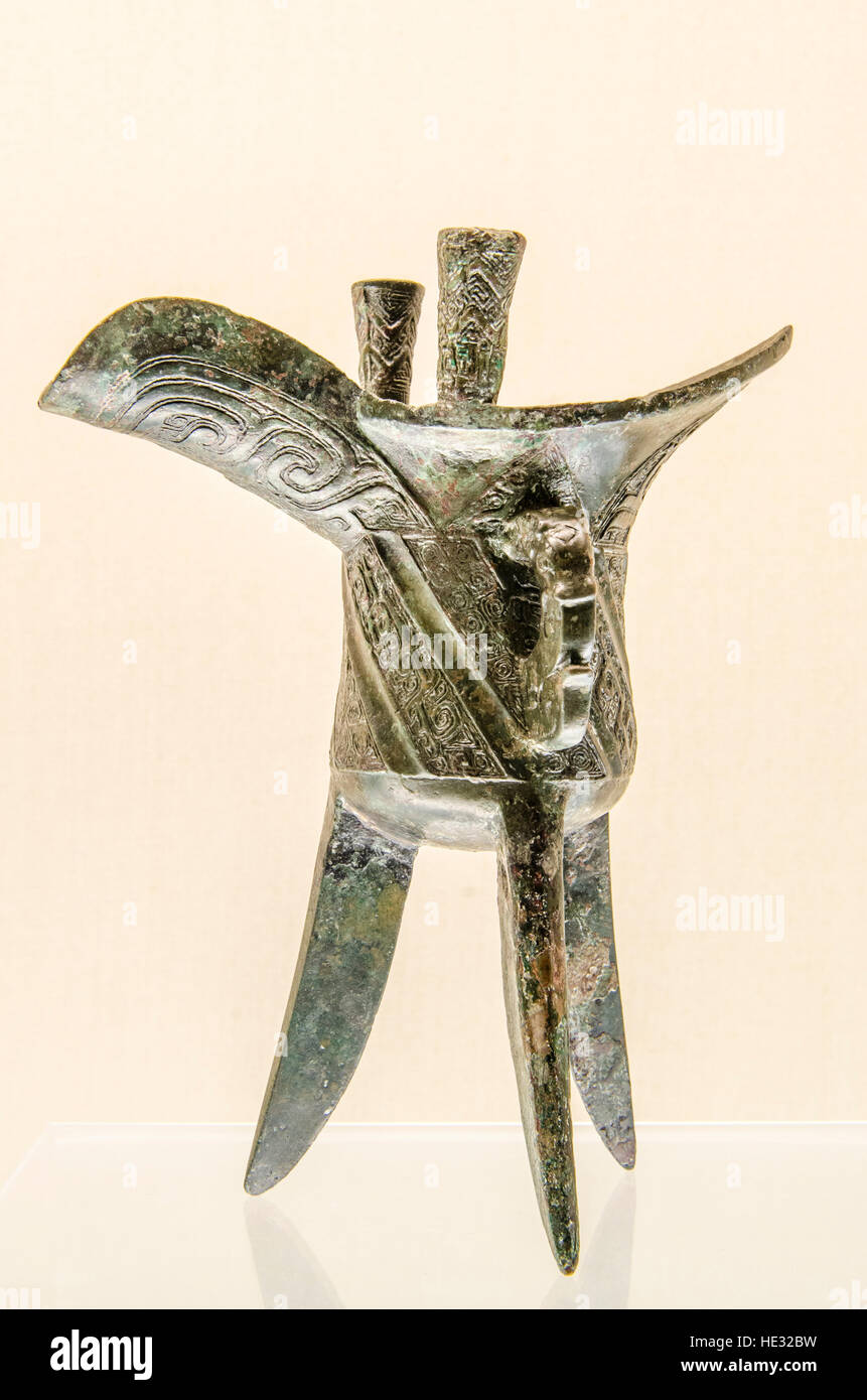 Bronzo antico vino vaso recipiente di coppa mostra presso il Museo di Shanghai, Shanghai, Cina. Foto Stock