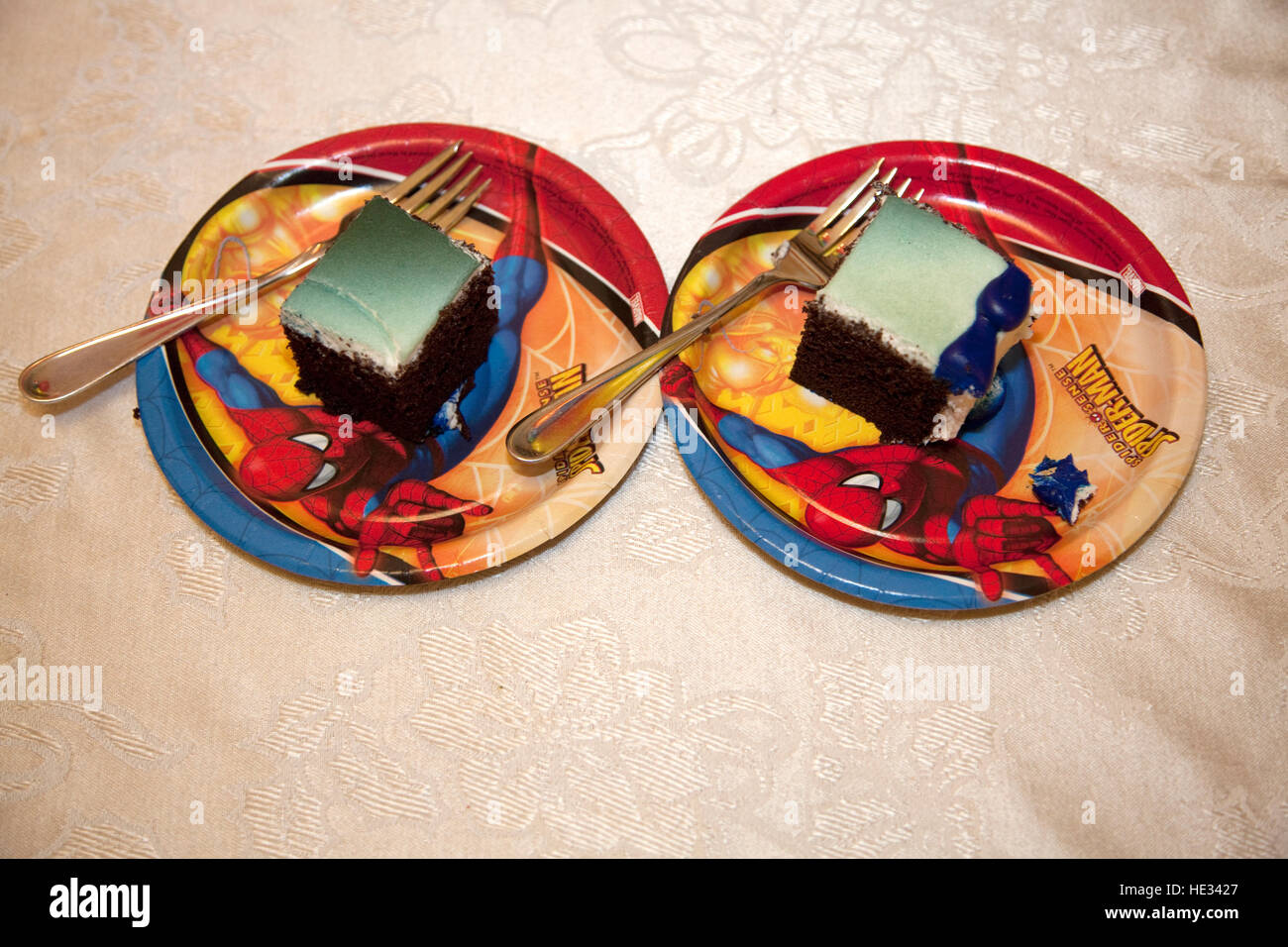 Due identiche porzioni di torta di compleanno decorativo su Spiderman piastre di carta. Mahtomedi Minnesota MN USA Foto Stock
