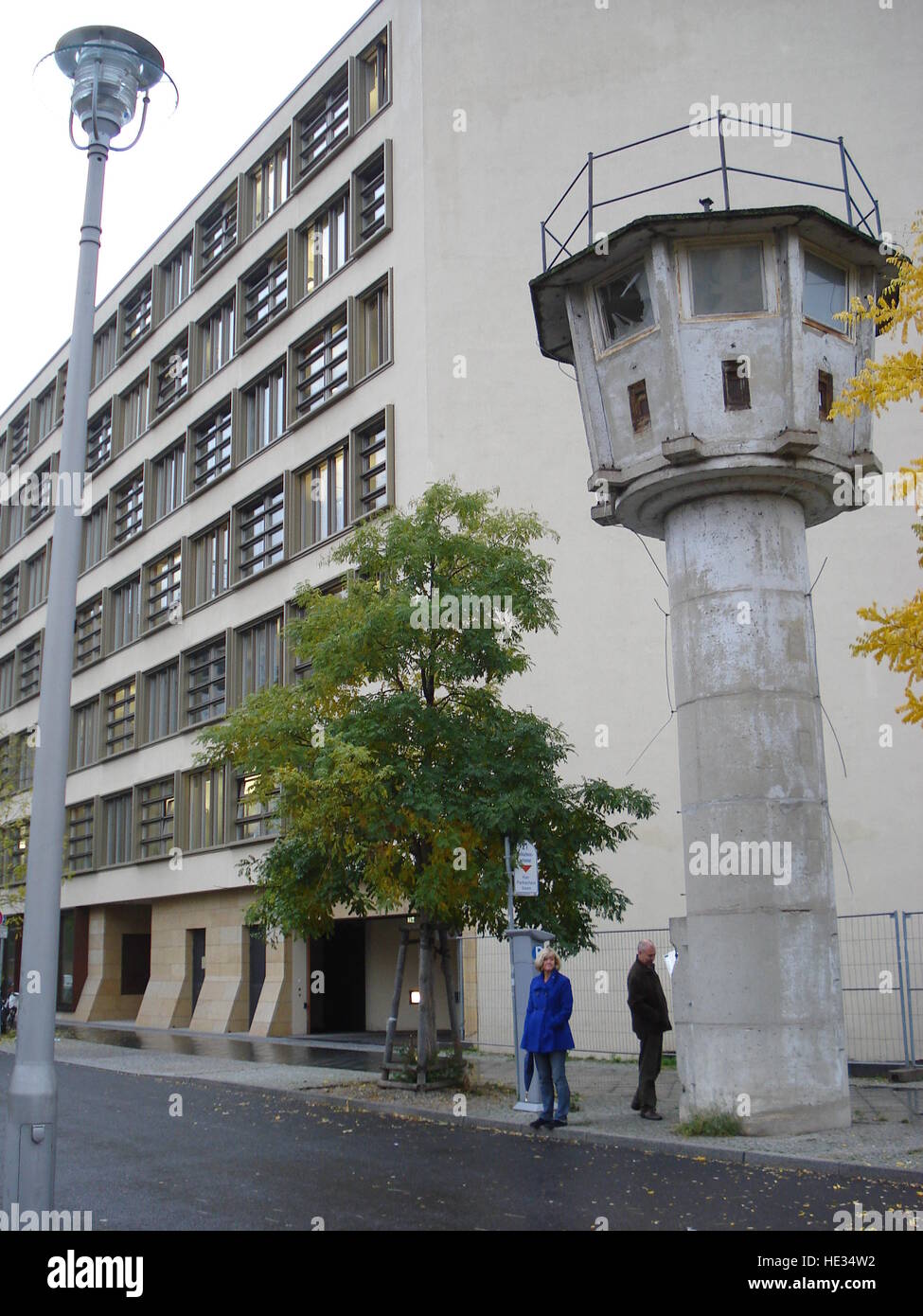 Nel centro di Berlino una torre ricordare a muro che divideva in due la città. Torre originaria è stata mantenuta invariata in quanto la città è fu ricostruito Foto Stock