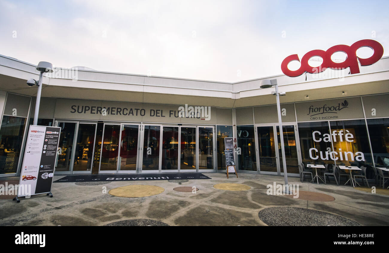 Coop Italia, la più grande catena di supermercati, ha collaborato con Accenture per reinventare l'esperienza del cliente nel nuovo shop Foto Stock