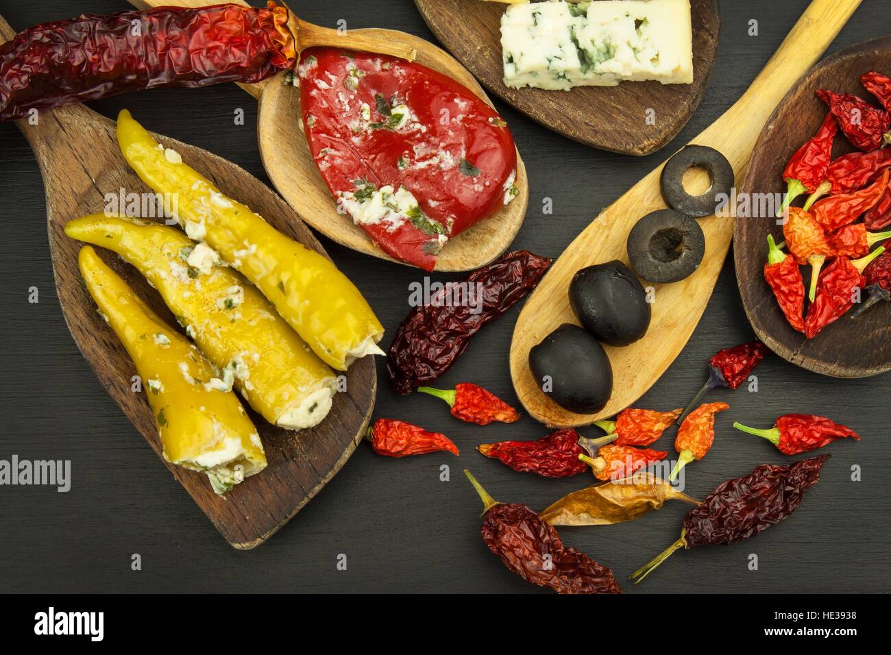 Vista dettagliata di peperoncini ripieni. Preparazione per l'estate grigliata. Peperoncini secchi e peperoni piccanti ripieni di formaggio. Foto Stock