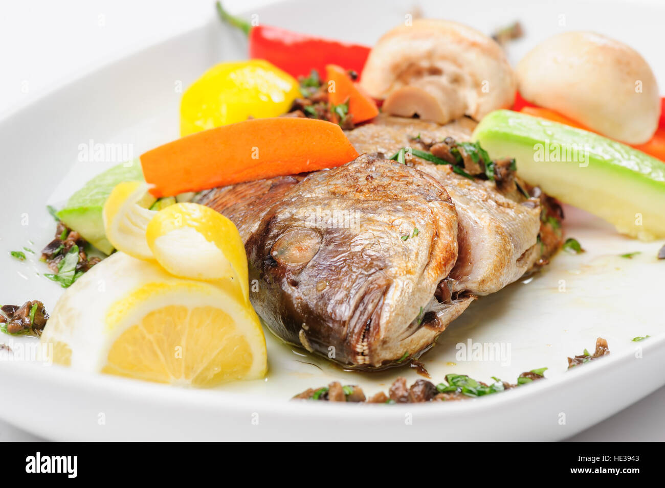 Arrosto di dorada pesce con verdure Foto Stock